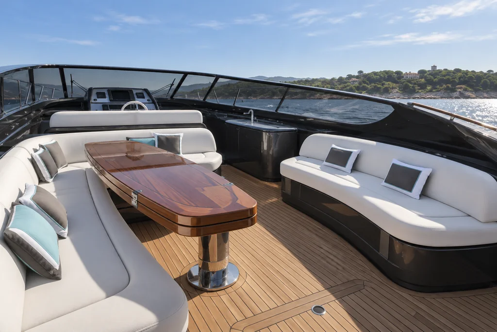 Cockpit ouvert du Riva 63 Virtus près de Saint-Tropez