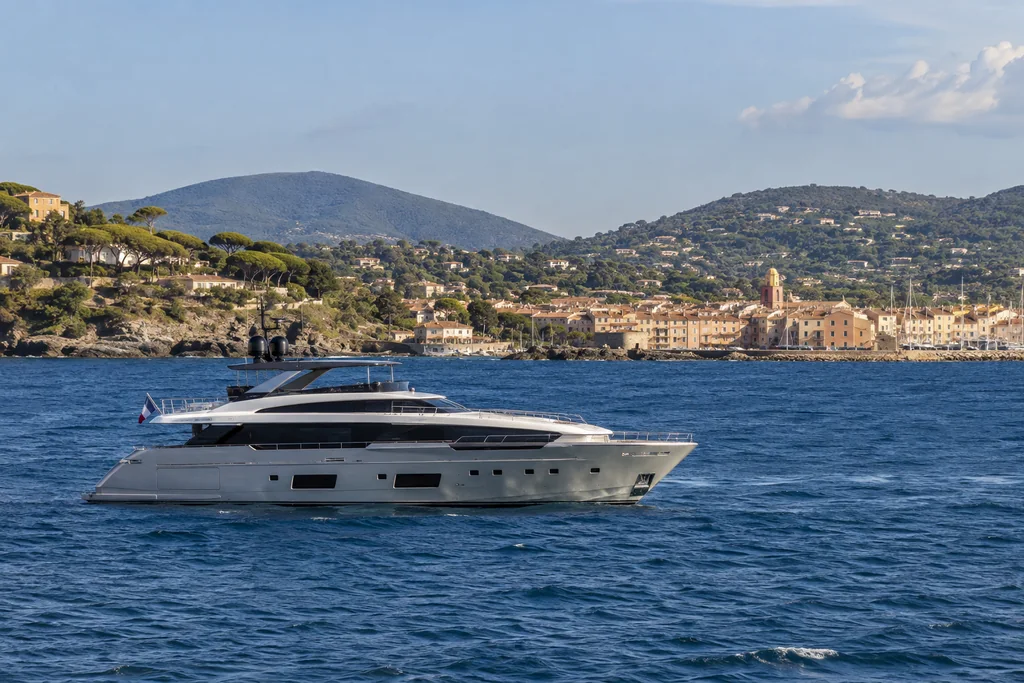 Vue du littoral depuis la mer pour préparer un parcours autour de Saint-Tropez